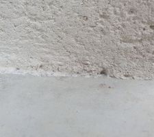 Enduit dans l'angle d'une menuiserie