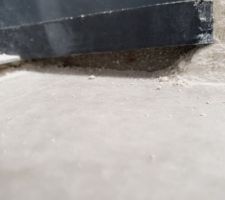 Enduit sous la porte d'entrée