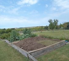 Une fois les pommes de terre ôtées préparation du compost alaskien , branchages coupe de fleurs des feuilles et de la pelouse et de la pluie ....moitié faite après il faudra remblayer avec la terre .