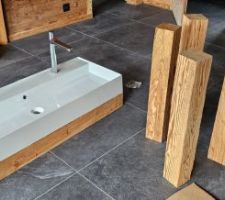 Plus qu'&agrave; mettre des pieds plastique r&eacute;glables en dessous des pieds de bois puis mettre le plan sur les pieds