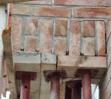 Joints de briques du porte &agrave; faux fissur&eacute;s