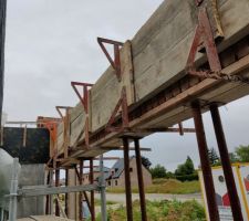 L'int&eacute;rieur du porte &agrave; faux. Joints des briques ab&icirc;m&eacute;s suite au coulage des poutres