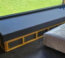 Première banquette finalisée. Il reste à l'habiller des lambris Mélèze.