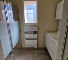 Salle d'eau à côté de la suite parentale