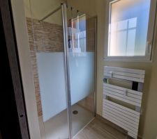 Salle d'eau à côté de la suite parentale
