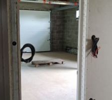 Entrée du cellier et sortie vers le garage.