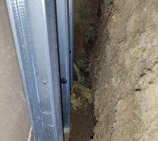 Ont voit bien les tâches sur la base du mur