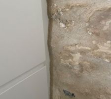 Finition mur en pierre - meuble cuisine en chaux hydraulique NHL3,5