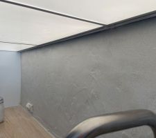 Cr&eacute;dence cuisine. Enduit chaux hydraulique avant lissage