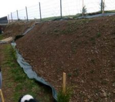 Après avoir tenté la bâche sur la bute nous avons opté pour le mur de soutènement et l?enrochement