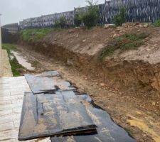 Après avoir tenté la bâche sur la bute nous avons opté pour le mur de soutènement et l?enrochement