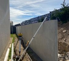 Après avoir tenté la bâche sur la bute nous avons opté pour le mur de soutènement et l?enrochement