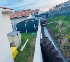 Après avoir tenté la bâche sur la bute nous avons opté pour le mur de soutènement et l?enrochement