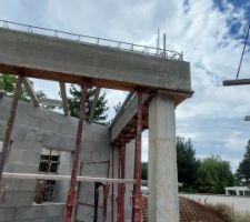 Amenée des poutrelles à la grue. Ici sur le débord de l'étage devant l'entrée.