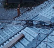 Chainage périphérique. Je fais de longues épingles en U pour traverser la poutre et attraper le bout du chainage de l'autre côté.