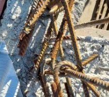 Mise en place de crosses pour tenir le chainage. Je ne pouvais pas passer d'épingles en U ni d'équerres pliées à 145°.