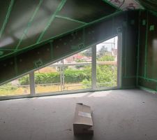 Combles avec vue sur la 2eme plus grand fenêtre de la maison. Celle de droite fait plus de 2m de haut pour donner une échelle