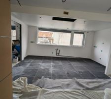 Pose du carrelage de la cuisine, format carré 60*60 avec une teinte industrielle
Le rendu final sera "correct", un léger film blanc persiste malgré les nombreux nettoyage de chantier (marque IPERCERAMICA)