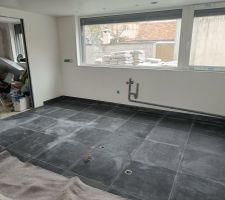 Début de pose du carrelage de la cuisine