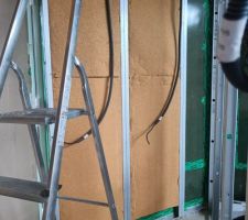 Pose de l'isolation intérieur des pièces. Les murs extérieurs sont remplis en ouate de cellulose