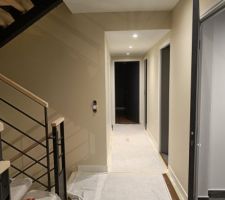 Peinture en cours dans le couloir du R+1