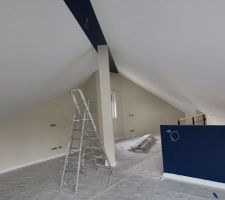 Peinture en cours dans les combles