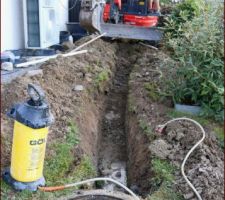 Un peu de maladresse : carottage de biais et un peu trop haut : il tombe dans la réhausse