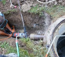 Le terrassier entre en action, et son aide commence le carottage