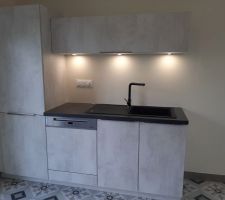 Partie droite avec l'emplacement pour le futur frigo américain.