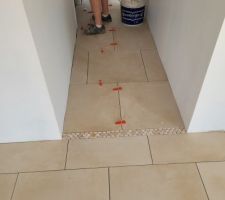 Carrelage en cours, avec mosaïque sur le joint de dilatation