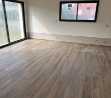 Pose des plinthes suite réparation placo