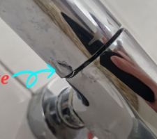 Bonjour, 
Je viens vers vous pour avoir de l'aide plomberie. 
Problème...
J'ai  une colonne de douche de la marque, Jacob Delafon ODEON UP.
La fuite ce trouve au niveau du mélangeur thermostatique, là où ont allume l'eau. 
Le truc c'est qu'il n'y a aucune vis et pas de capuchon pour accéder à une éventuelle vis.
J'ai aussi regardé sur internet pour voir si j'arrivais a avoir la fiche technique, et comme le montre dans une fiche technique il a une image ou ont voit une flèche pour tiré, mais je n'arrive pas. Pas envie de rajouter de la casse.
Avez vous ou savez vous comment démonter s'il vous plaît ?
Merci infiniment 
Pedro
