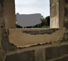 27 09 2023 Maçonnerie intérieure des menuiseries qui s'effrite / travail qui aurait été repris par le maçon avant la mise en place du placo