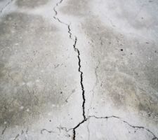 Fissures dalle après 2 semaines 1/2 de séchage 10 05 2023