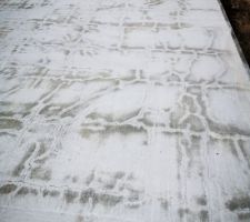 10 05 2023 Fissures dalle après 2 semaines 1/2 de séchage. Désordre qui ne serait qu'esthétique selon le maçon