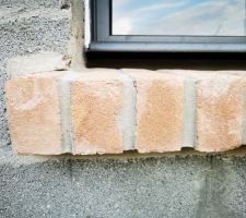 Joints appuis de fenêtre irréguliers et fissurés