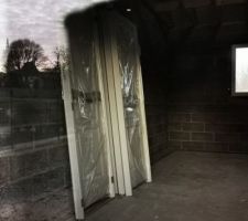 Portes intérieures amenées en même temps que les menuiseries. Elles passeront 4 mois stockées contre un mur et à l'humidité de l'hiver. "une porte c'est fait pour être debout" me dira t'on pour justifier la façon de stocker... 
Par chance, le constructeur se sera trompé de largeur de porte (73 au lieu de 83) donc celles ci ne seront pas posées chez nous