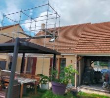 Début du chantier des lucarnes de toit
Pose de l échafaudage.
