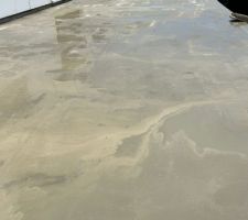 Pareil pour la dalle de la terrasse tellement mal coul&eacute;e. qu'ils ont coul&eacute; un ragr&eacute;age dessus!!!