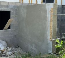 Voici le mur de sout&egrave;nement avec son bel enduit de lissage, afin de dissimuler la mis&egrave;re en dessous.
