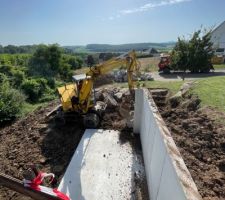 Pose de l'enrochement pour redéfinir le terrain