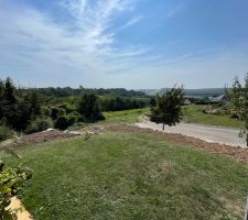 Enrochement et recomplétement de terre sur le terrain