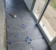 Début de la pose du carrelage