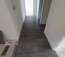 Pose du carrelage dans le dégagement de l'étage