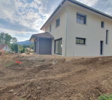 Le terrassier commence le tour de maison / terrasse