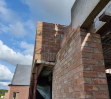 Reprise insatisfaisante des joints fissur&eacute;s sur le porte &agrave; faux.