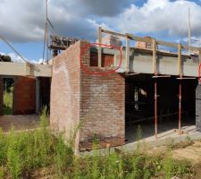 Les zones entre pignons et fa&ccedil;ades ne re&ccedil;oivent pas de briques car masqu&eacute;es par les sous faces.