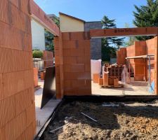 Premières briques en avril