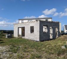 Fin de la pose des chevrons, la sur-élévation du faitage pour passer la pente de 7 à 8% c'est bien passée.