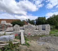 &Eacute;l&eacute;vation des murs ! Super content ! Nous aurions d&ucirc; seulement commencer, le constructeur a assur&eacute; pour le moment !